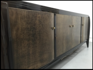 Read more about the article Liquid Metal Finish: The Modern Way to Create Luxury Interiors
